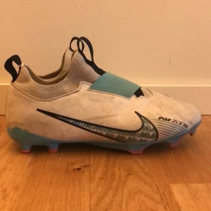 Fotbollskor nike - Skorna är lite gamla ungefär har jag haft dom i 8 månader dom är storlek 38.5 vill inte ha dom längre har slutat med fotboll köpt för 900kr
