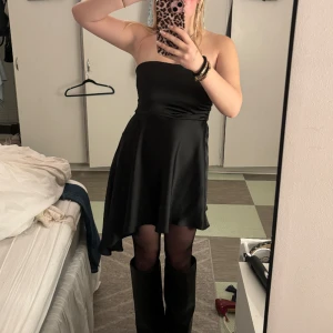 Zara klänning - En supersöt klänning från Zara, som är köpt i Italien. Super fin och snygg till många tillfällen. Har prislapp kvar, säljer pga ingen användning tyvärr