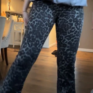 Leopard Jeans - Slutsålda från zarlando 