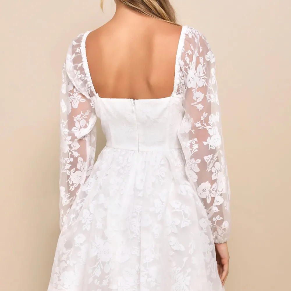 Fin vit klänning, perfekt till sommar o student! Köpte på Lulus hemsida men ska lämna tillbaka, det är dyr frakt från hemsidan därför kollar jag om någon är intresserad🤍. Klänningar.