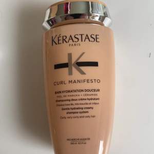 Har ett Kérastase Paris curl Manifesto Bain Hydratation Douceur Shampoo för Curl hår. Har använt men ni ser på tredje bilden hur mycket det är kvar i produkten. Ny köp 245 kr, säljer för 199 kr🌸🩷