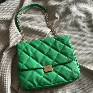 Handväska - Grön handväska från H&M man kan använda som både criss cross bag & korta ner bandet till axelväska
