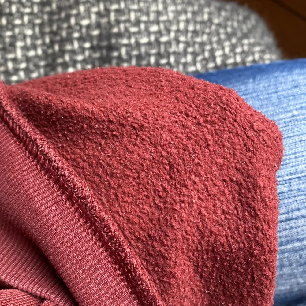 Asnajs sweatshirt i så fin färg. Inga större defekter men lite nopprig och insidan är som på sista bilden. . Tröjor & Koftor.