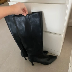 Klackar i skinn boots - Fina spetsiga boots med smal klack. Klacken är sliten men går att fixa hos skomakaren 💕 nypris 899kr