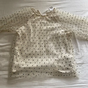 Blus - Prickig blus från zara i strl 152