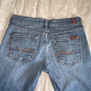 Skitsnygga lågmidjade raka jeans från 7 for all mankind. Storlek 25, midjemått tvärsöver är 36 och innerbenlängden är ca 83💗 Inga defekter, säljer då dem var försmå. Hör  av er vid frågor eller fler bilder🫶🏼