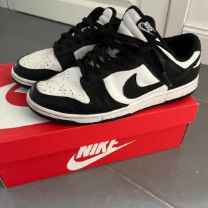 Nike dunk low panda - Använda en del gånger, har försökt hålla dem rena och tvättat dom en del, köpte dom overprice men försöker sälja dom för samma.