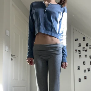 Jätte söt topp!! - En jätte söt topp från Brandy Melville!! Knappast använd och säljer denna för den inte kommer till någon användning! Den är i jätte bra skick och super skön ❣️