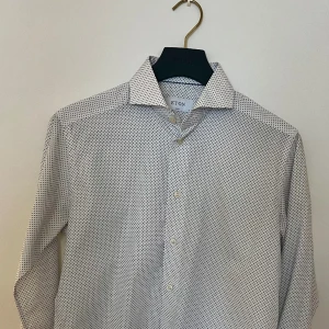 ETON Skjorta - Välbevarad ETON skjorta Storlek: 38 Slim Modell: extreme cut away krage