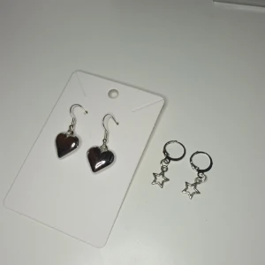Örhengen  - Säljer dessa 2 Örhengen tillsammans, priset är mkt billigare eftersom att jag vill bli av med sakerna!! Köp gärna💕 givetvis nya.