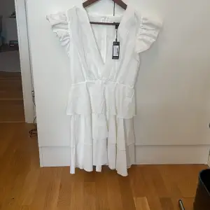 En vit somrig kläning från boohoo🤍Aldrig kommit till användning då jag köpte den i fel storlek och prislapp sitter kvar❤️