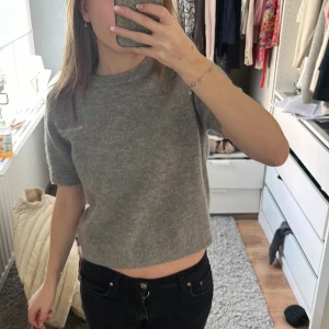 Tröja - Säljer denna trendiga tröja från zara då den inte kommer till användning!