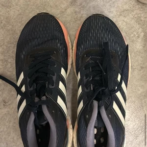 skor - adidas 200kr 38 vagabond 200kr 38  dr martens 200kr 36  