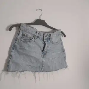 jeans kjol från Gina Tricot💞 användt ca 3 gånger och jag köpte förra sommaren så jätte bra skick! Säljer pga använder inte längre💞 TRYCK INTE PÅ KÖP NU!!!