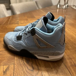 Jordan 4 University Blue ST 38-39 - Jordan 4 University Blue ST 38-39 Skorna är bra I skick, använd ett par gånger bara Skorna passar 38-39 Kontakta för pris/frågor/bilder