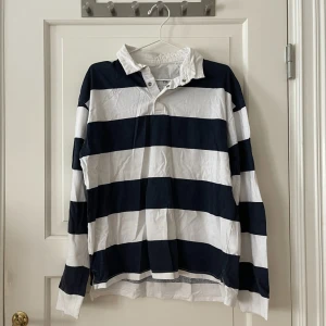 Randig piké  - Randig långärmad piké från Lager 157. Köpt på herravdelningen. Storlek S. Använd ett fåtal gånger. Bara att fråga om det är något du undrar! Kan mötas på Järntorget i Göteborg eller skicka, köparen står för frakt. 