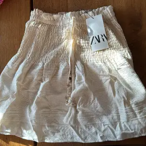 En kjol från zara som är helt oanvänd och lappen sitter kvar, säljer för 350 ordinarie 400