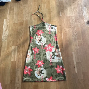 Grön klänning - Grön klänning, köpt second hand från märket FASHION WOMAN BY BLUE ONE. Är i str L men passar även M och är stretchig i materialet. Klänningen har en mer olivgrönfärg än vad det visar på bilderna. 