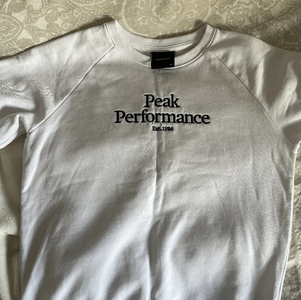 Säljer min peak performance Swear Shirt då jag växt ur den! Stor i storleken och fint skick💘. Hoodies.