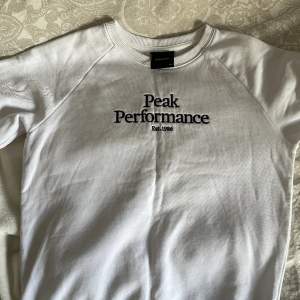 Säljer min peak performance Swear Shirt då jag växt ur den! Stor i storleken och fint skick💘