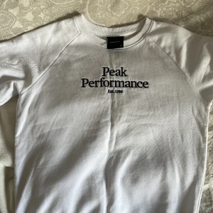 Peak performance sweatshirt - Säljer min peak performance Swear Shirt då jag växt ur den! Stor i storleken och fint skick💘
