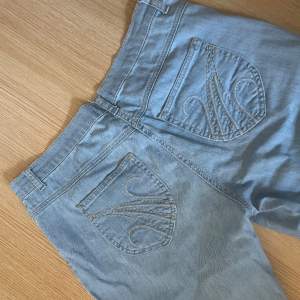 Lågmidjade jeans köpta secondhand! I toppen skick! Står ingen storlek men skulle säga s/m💕💕