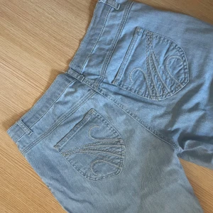 Low waist jeans - Lågmidjade jeans köpta secondhand! I toppen skick! Står ingen storlek men skulle säga s/m💕💕