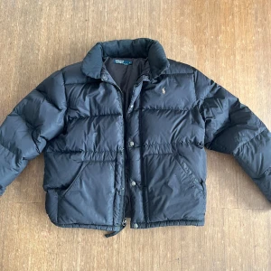 Ralph rauren jacka - Hej jag säljer denna fräscha Ralph rauren jackan. Skick 8/10 då den är sparsamt använd. Nypris ligger på 2899kr. Mitt pris 1299kr men går att diskuteras. Det är storlek L men passar M. Hör av er vid minsta fundering👌🏻