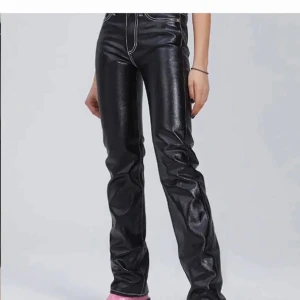 Skinn byxor  - Säljer mina as coola skinn byxor från eytys med vit söm som tyvärr är för små för mig❤️‍🔥