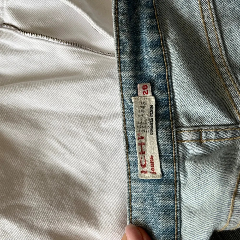 Lågmidjade Flare jeans från ichi.  Storlek 28/32  Passar mig som brukar ha S/36. . Jeans & Byxor.