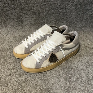 Philippemodel skor - Tjena! Säljer dessa sjukt feta Philippe model skorna🤩 väldigt fint skick och perfekt nu till våren/sommaren☀️ Strl 41, passar 42🔝 Mitt pris 2299 (kan gå ner vid snabb affär🤩 hör av dig vid några funderingar mvh EBRESELL💯