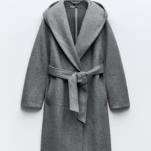 En ljusgrå kappa från zara i nyskick🩶 slutsåld färg  Nypris: 559 kr