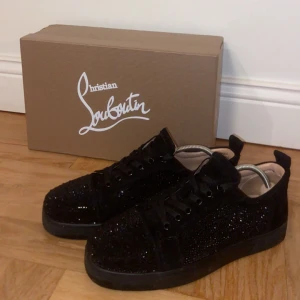 Christian Louboutin skor - Säljer nu mina riktigt feta och sällsynta Loubotin skor med diamonds och mocka. Köpta för ca 9000kr, kvitto finns. Endast använda ett fåtal gånger så i mycket bra skick. Hör av er vid minsta fundering.