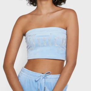 Juicy tubtopp  - Säljer denna juicy tubtopp som tyvärr inte kommer till användning längre🩵Färgen syns lite dåligt på min egna bild men man ser färgen tydligt på dom två första!!!💕Skriv om ni vill ha fler bilder🤍