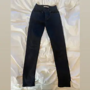 Säljer dessa svarta Levi’s jeans då de inte kommer till användning. Väl använda men i väldigt bra skick.