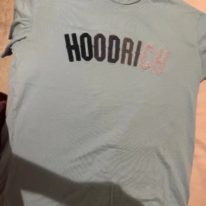Hoodrich tröja - Säljer denna snygga tröja eftersom den inte kommer till användning längre. Orginal pris: 500kr. Kan sänka priset vid snabb affär.