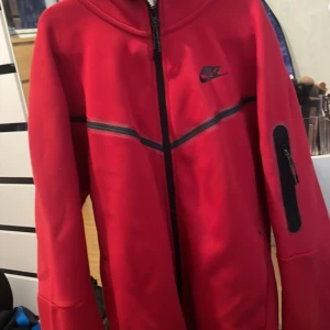 Nike tech - Storlek s, den är i bra stick och säljer den för 600 men priset kan diskuteras såklart 