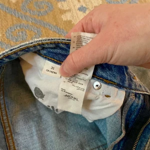 Jeans från MONKI - Superfina momjeans-ish från MONKI för ett par år sedan. Höga i midjan, lite kortare i längden. Strl 31 i jeansstorlek.