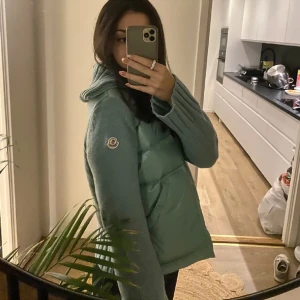 Moncler jacka  - Säljer nu denna äkta moncler cardigan i en unik stil som inte säljs längre, supper fint skick💀