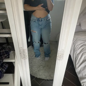 Jeans  - Med hål i från Gina knappt använda 