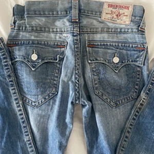 Straight True Religion Jeans - Midjq 45 cm Innerben 85 cm Längd 110 cm Köpts för 1000kr 