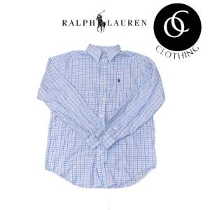 Säljer en riktigt snygg Ralph Lauren skjorta i skick,8/10, storlek 16 motsvarar M/L. Modellen på bilden är 183cm lång.
