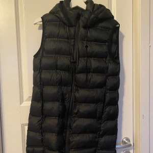 Svart väst från Zara - Fin väst köpt från Zara i storlek S. Den är i god skick och använts bara några gånger. Funkar till både höst och vår. Minns tyvär ej vad västen var köpt för.