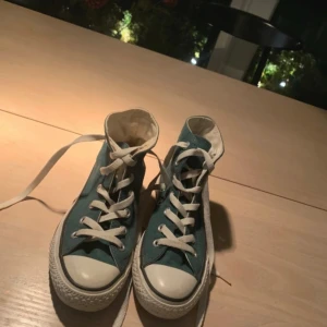 Mörkgröna Converse  - Ett par Converse i rätt bra skick, strl 36.5💓 säljer billigt då jag vill bli av med dem