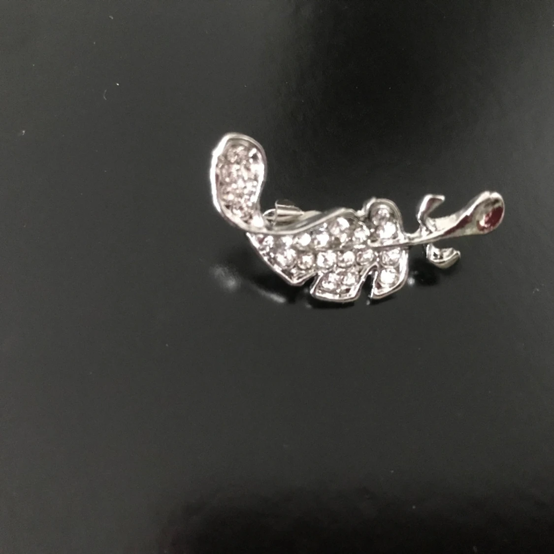 Silverpläterad Strass Brosch