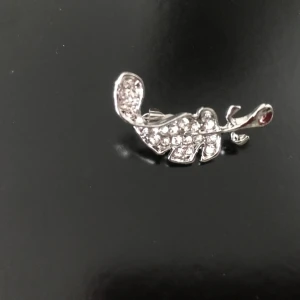 Silverpläterad Strass Brosch - Helt ny 