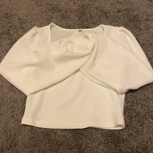 Vit tröja  - Väldigt bra skick men lappen/taggen är borta så vet inte vart den är ifrån.