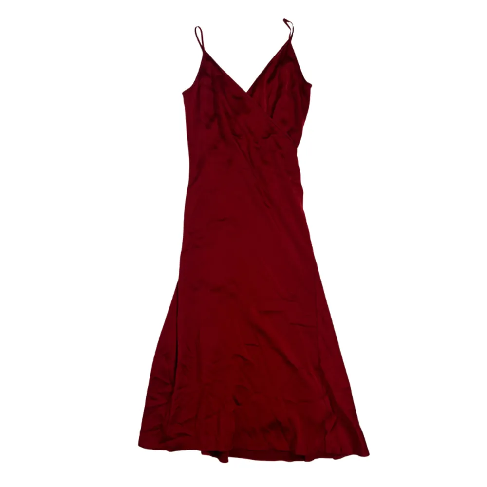 röd silkesklänning från filippa k i nyskick, jättemjukt material! 💛. Klänningar.