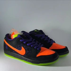 Nike Sb Dunk Low Night of Mischief Halloween - Nike Sb Dunk Low Night of Mischief Halloween Skick: DSWT Storlek: US 11, EU 45  Vid önskan om fler bilder eller andra frågor är det bara att hojta till!