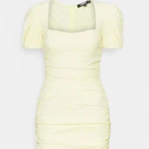 Gul Fodralklänning  - Superfin fodralklänning från Zalando, endast använd ett fåtal gånger så den är i nyskick! Pastellgul, Storlek 34 